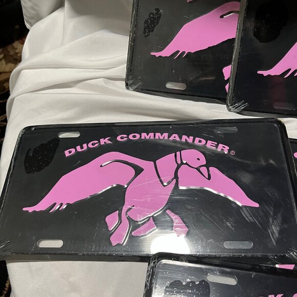 Duck Commander (Duck Dynasty) License Plate Metal pink/black-New - Picture 4 of 5